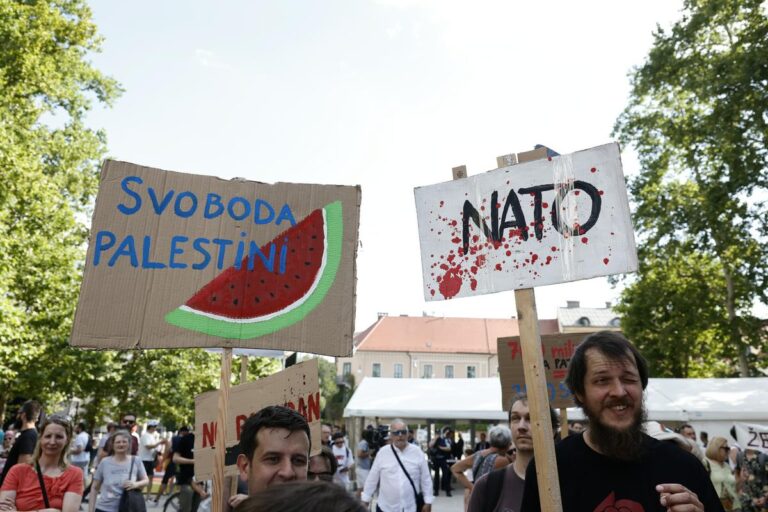 “Patrioti, hvala vam”: Libertarec “čestital” Levici, SD-ju in Svobodi, “da so na Dan državnosti sprejeli 5 % BDP za obrambo države”