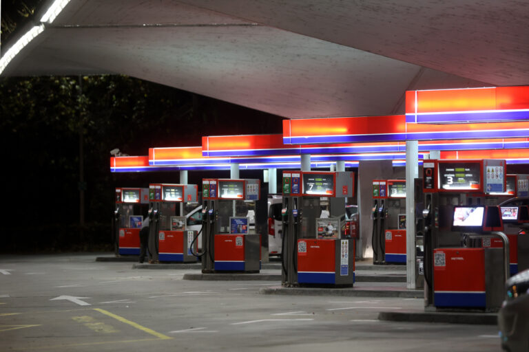 Spor med vlado in Petrolom – Poslanci proti zapiranju bencinskih servisov na ruralnem področju