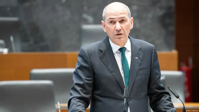 “Naljuti se Mujo na selo i odsječe sebi k…c”- Janez Janša v odzivu na Golobov referendum o Natu