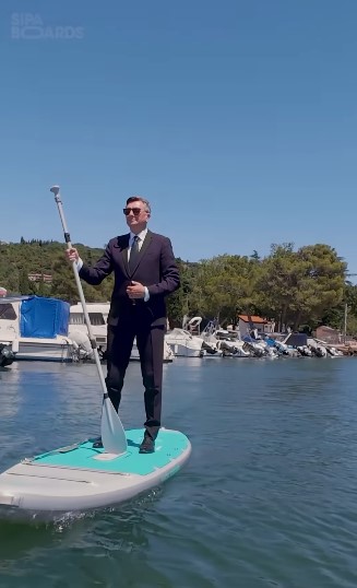 (VIDEO) “Bi radi šli malo dlje od obale, pa se bojite tokov ali nasprotnega vetra?” – Borut Pahor ponuja rešitev, električni sup