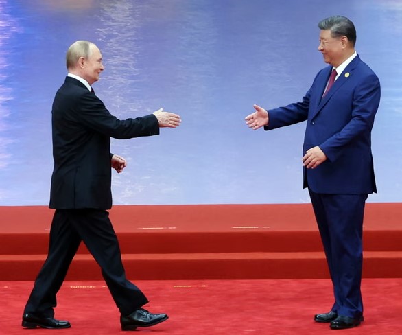 (VIDEO) “Voditelji v vrsti, da bi se rokovali s Putinom …” – Xi pozdravlja Putina in Modija