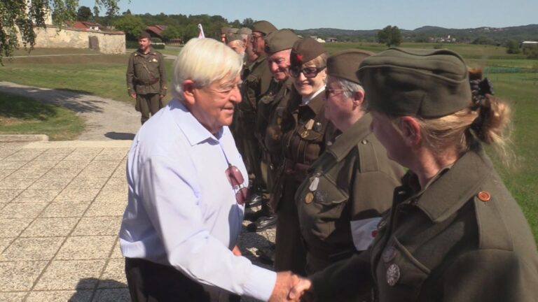 (VIDEO) Kdo vse je prišel in kdo je govoril na pogrebu nekdanjega Kučanovega svetovalca Zdenka Roterja?