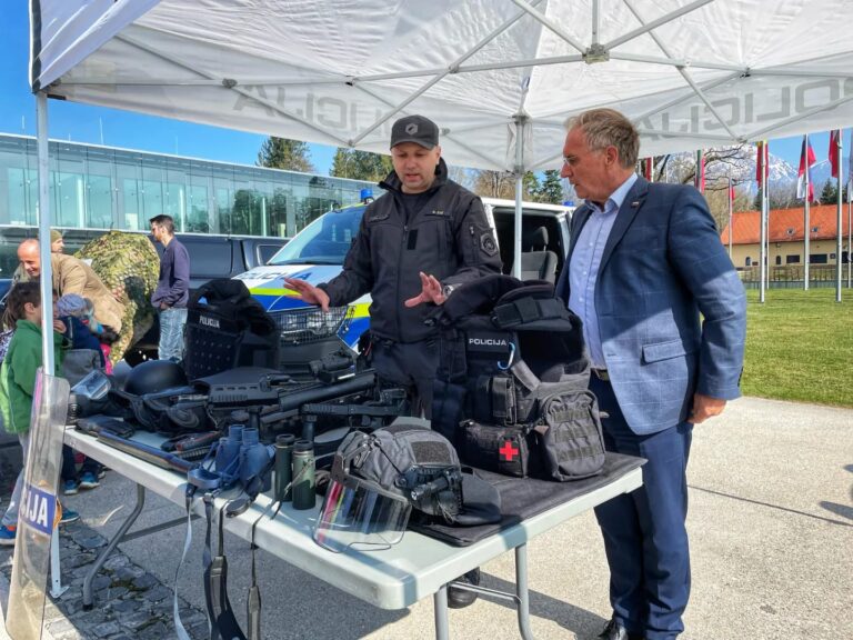 “Pozor sledijo vam” – Aleš Hojs o tem, da ni dobil testnega sporočila sistema za množično obveščanje in alarmiranje SI-Alarm