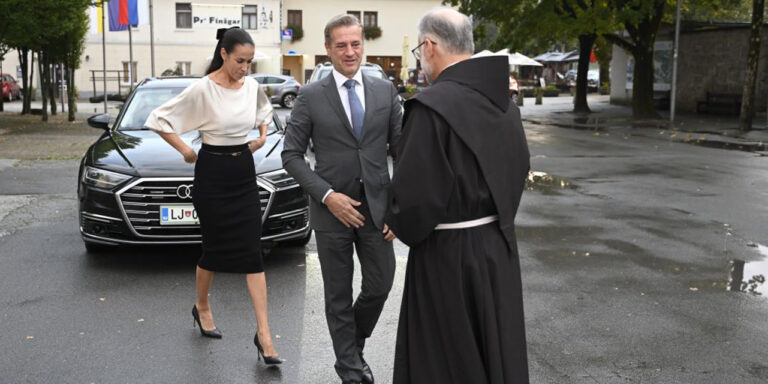 Po Brezjah in božičnici Golob politične nasprotnike spravil v obup še z izjavo o “čaru cerkvenih zvonov”