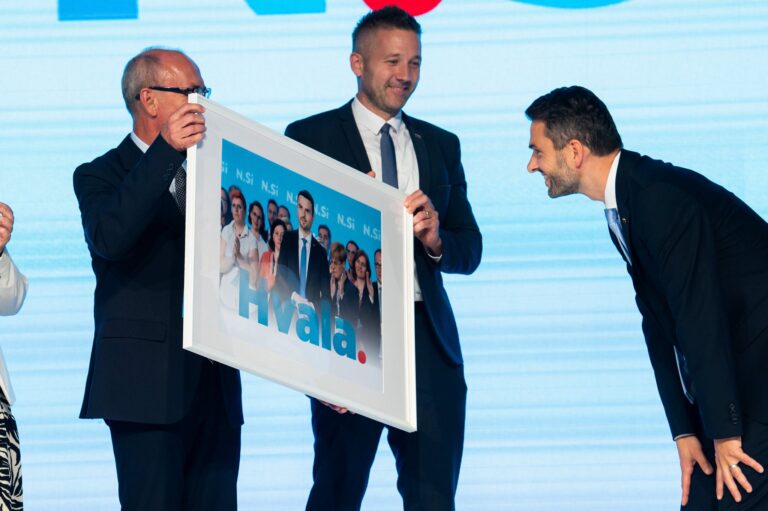 (VIDEO) Kaj rečejo odstopljeni predsedniki in predsednice NSI v poslovilnih govorih? – “Hvala Janez (Janša)”