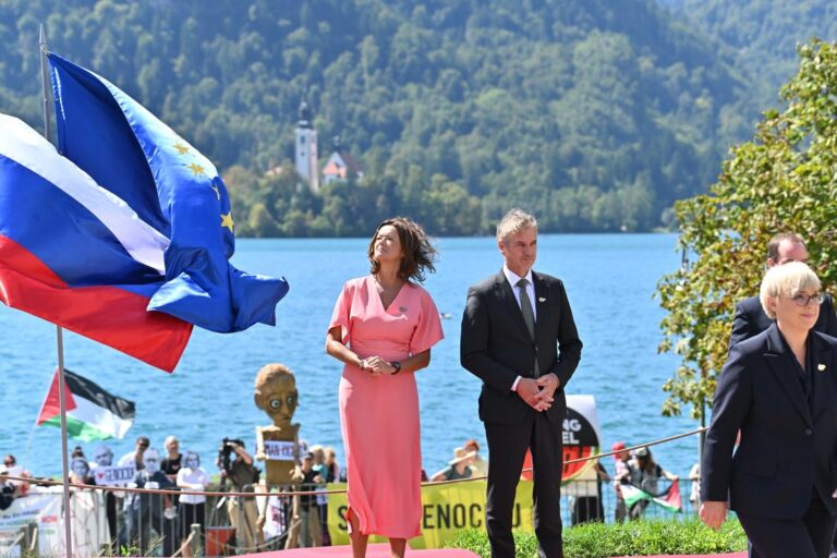 Janša: “Joj, joj, kaj so mi naredili…” – Lider opozicije se križa zaradi BSF-ja, za katerega sta z Ruplom dobila “videnje” v čolnu sredi Blejskega jezera