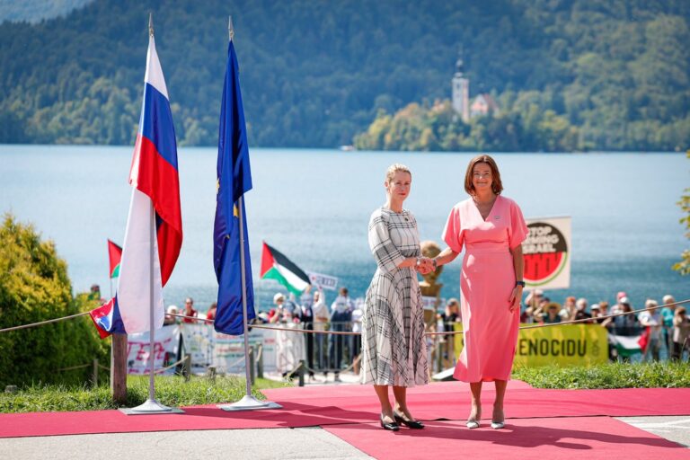 “Trump ne velja za zelo potrpežljivo osebo, vendar pa se zdi, da je s Putinom zelo potrpežljiv” – Kaja Kallas na Bledu o Trumpu in Putinu