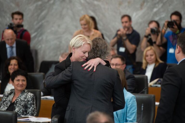 Uboga Urška, svatje in ženin na obali, ona pa na Ptuju