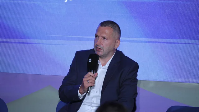 Damir Črnčec, po tožbi, zdaj še nad število piarovcev v protikorupcijski komisiji (KPK)