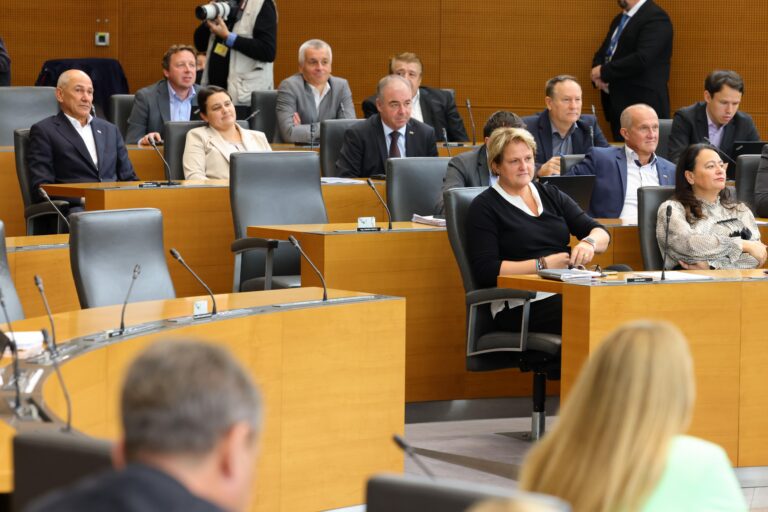 Boštjančič in Golob poslancem predstavila predlog proračuna za prihodnji dve leti