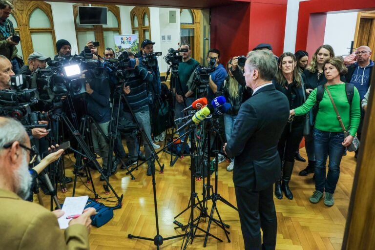 (VIDEO) Kaj pomenijo Golobove napovedi o “pripravi radikalnih ukrepov” – tudi uvedbo omejenih izrednih razmer?