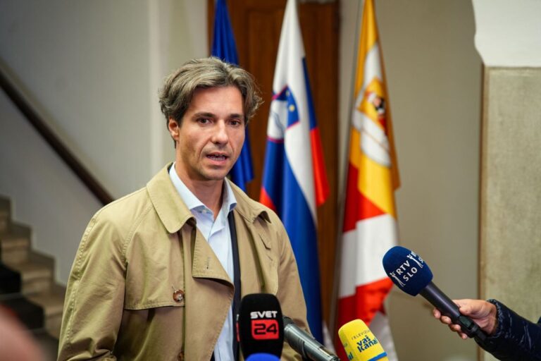 SDS in NSi bi, da bi državni zbor Luki Mescu izglasoval nezaupnico – V Levici odgovarjajo, da je zaposlen s pripravo ukrepov