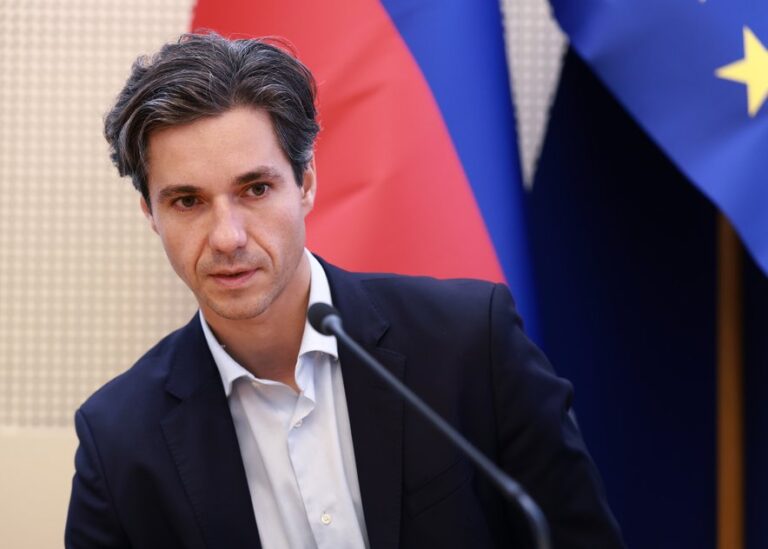 (VIDEO) “Moj odstop bi bil neodgovoren” – Minister Luka Mesec po sobotnem nasilnem dogodku v Novem mestu