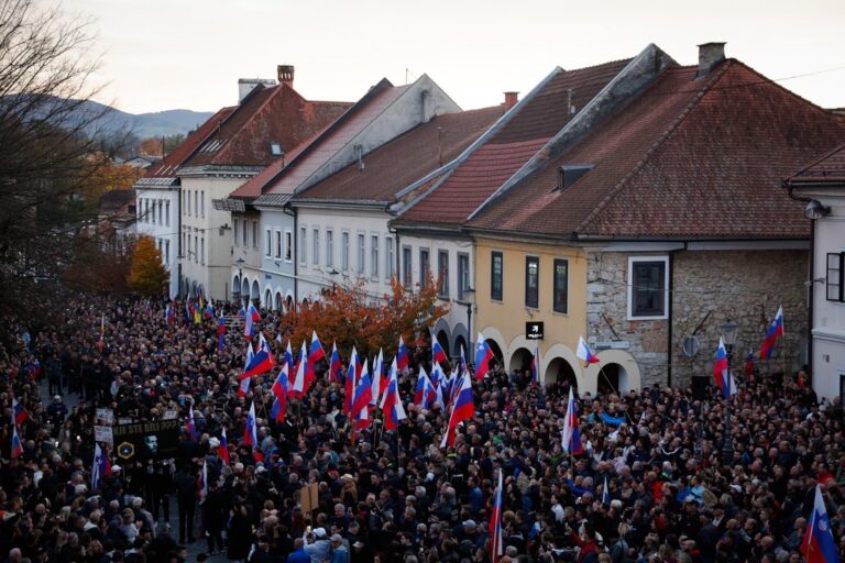 (V ŽIVO) V Novem mestu izredna seja občinskega sveta in množični shod ob napovedi vladnih ukrepov