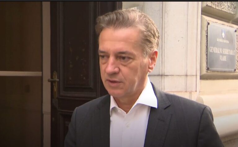 (VIDEO) “V tem trenutku se počutim, kot da bi igral šah, sam s sabo” – Robert Golob glede pogajanj z delodajalci o božičnici