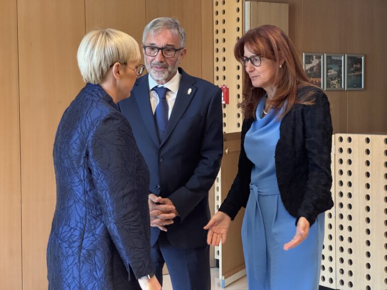 (V ŽIVO) “Pravzaprav je kar težko govoriti za dvema, ki se poslavljata, jaz pa ostajam v tem kotlu, vročem ” – Nataša Pirc Musar na Brdu ob dnevu pravosodja