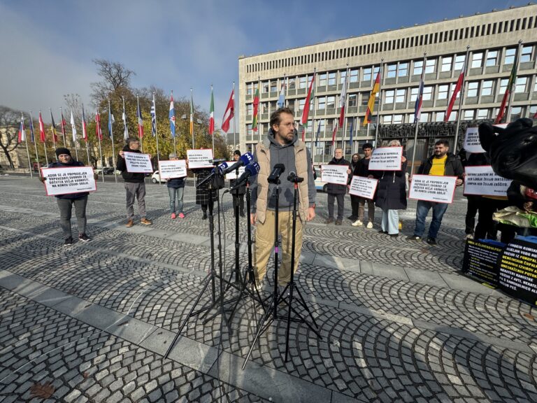 (V ŽIVO) Glas ljudstva Jaše Jenulla zaradi Šutarjevega zakona ponovno na Trgu republike