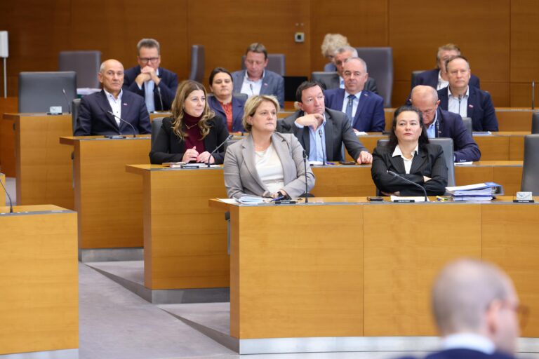 “Ve se tudi, kdo jih (Rome) plačuje, da se včasih zgodi še kakšno večje sranje, kot bi se sicer” – Poglejte kaj sta si, po skoraj deseturni razpravi, sinoči “vrgli v obraz” Tamara Vonta in Anja Bah Žibert?