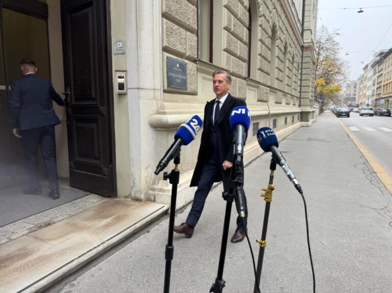 (V ŽIVO) Šutarjev zakon – najprej v roke novinarjem, potem koalicijskim partnerjem – danes na vladi