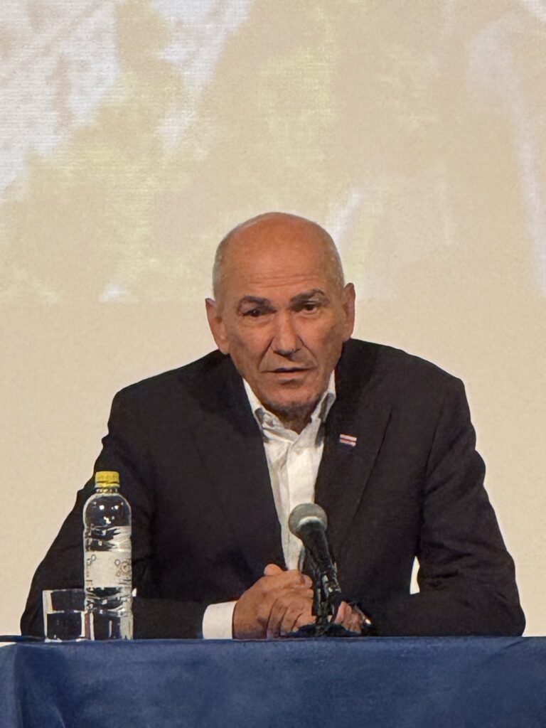 “Če bi Aleš Hojs, napovedal vstope v stanovanja brez odredbe, po Ljubljani ne bi vozili samo koles, ampak tudi motorje” – Janez Janša o Šutarjevem zakonu