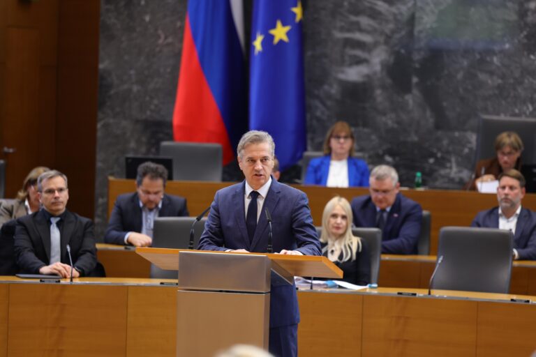 (V ŽIVO) Šok za tvitosfero zaradi pozitivnih ocen vlade in ukrepov v Šutarjevem zakonu – Poslanci o predlogih priporočil za varnost na JV Slovenije