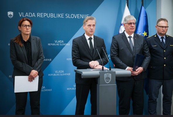 (V ŽIVO) Šutarjev zakon – najprej v roke novinarjem, potem koalicijskim partnerjem – danes na vladi