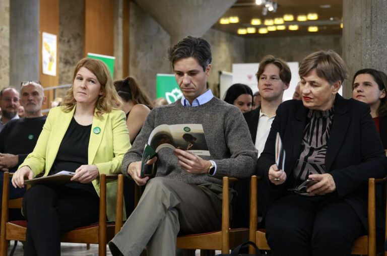 “Ne verjamemo, da je starejši moški edino utelešenje vodenja” – Sopredsednica Vesne Urša Zgojznik na kongresu v Kranju