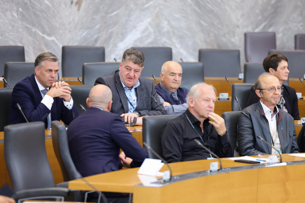 (V ŽIVO) Odzivi na predlog Šutarjevega zakona: Župani zadovoljni, kaj pa opozicija?