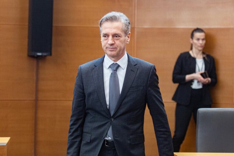 (V ŽIVO) Poslanci zadnjo letošnjo sejo začenjajo s poslanskimi vprašanji Golobu