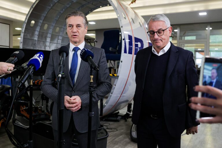 (VIDEO) “Golob ni k…. za delavce” – Svetniki z božičnico danes na ustavno sodišče, Golobova vlada pa uzakonja še udeležbo delavcev pri dobičku podjetij