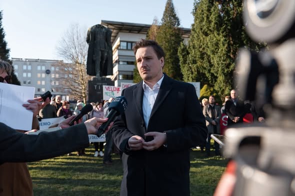 (VIDEO) Svoboda “na polno” nad Miroslava Pačnika zaradi “napada na kip Tita”