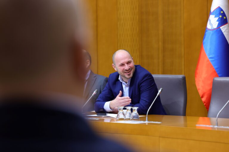 (V ŽIVO) Poslanec Aleš Lipičnik predsednika KNJF naj bi Jerneja Vrtovca ozmerjal, da je “cigo jedan” – Zaradi Tarče škandal v DZ ju na meji fizičnega obračuna
