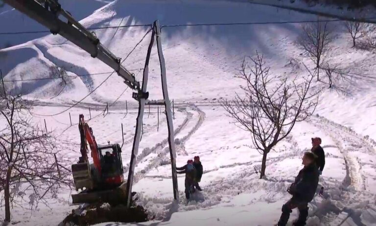 Po petkovi snežni ujmi obnovljena oskrba z elektriko skoraj za vse odjemalce