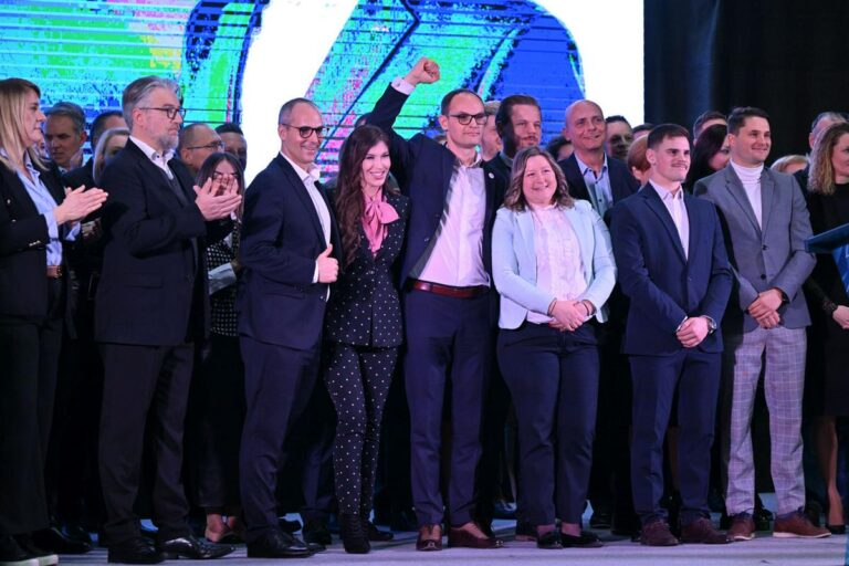 (VIDEO) “Ta stranka bo spremenila Slovenijo” -Demokrati Anžeta Logarja na pustno nedeljo “sneli maske”