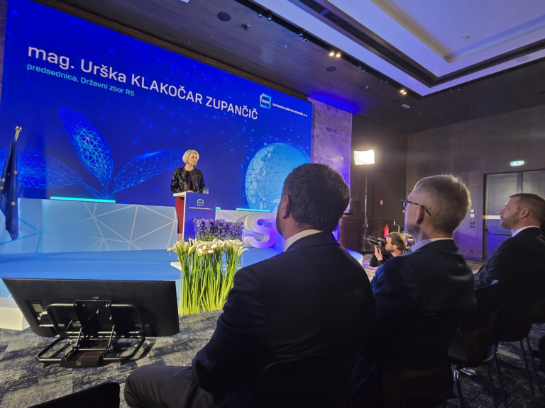 (VIDEO) Žiga Debeljak stopil pred novinarje in na korporativni konferenci SDH gostil Urško Klakočar Zupančič in Klemna Boštjančiča