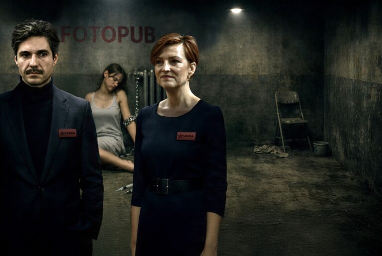 Zaradi naslovnice Demokracije, ki sokoordinatorja Levice povezuje z afero Fotopub, Asta Vrečko v odškodninsko tožbo