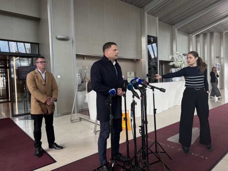 (VIDEO) “Ni bilo kosila, samo kava in čaj” – Prvi povolilni sestanek Goloba s Hanom, Mescem, Logarjem in Stevanovičem brez obrisa bodoče koalicije