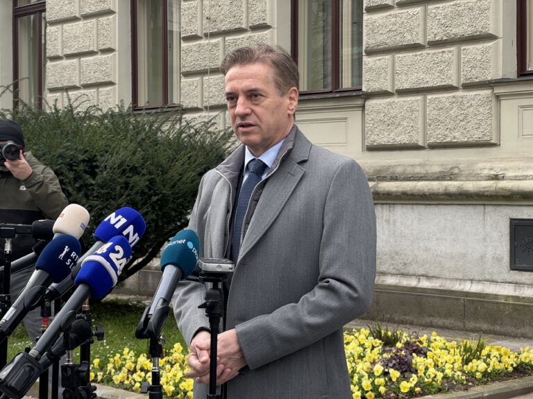 (V ŽIVO) Nataša Pirc Musar na neformalnem pogovoru z Golobom, Janšo, Vrtovcem, Hanom, Logarjem, Mescem, Vrečkovo in Stevanovićem