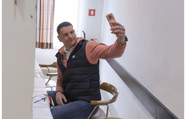 “Kaj pa je zdaj to?”: Libertarca Tomaža Štiha skrbi, če je Stevanović na lokalnih volitvah res podprl (glasoval) za Vučičevo SNS, “ker brez Resni.ce padejo sanje o desni vladi”