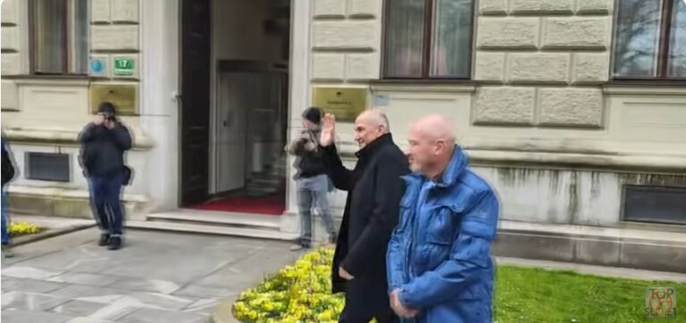 (VIDEO) Je Janez Janša ob prihodu k Pirc Musarjevi pomahal novinarjem ali Robertu Golobu?