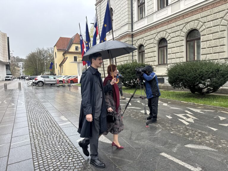 “Hvala za glasove iz tujine” – Luka Mesec se zahvaljuje, Janez Janša “prevaja”: “Hvala sodnikom iz OVK za selektivno pošiljanje glasovnic v tujino?