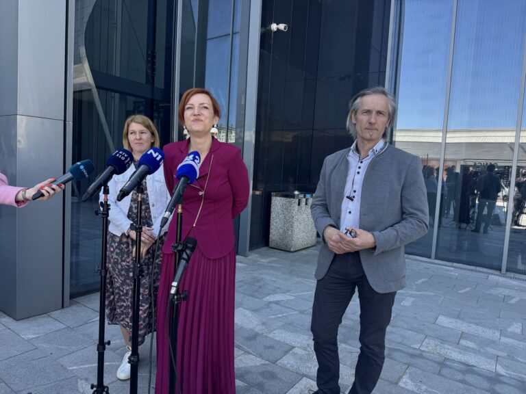 (VIDEO) Logar In Stevanović h Golobu “po francosko,” mimo novinarjev in kamer – Han ni optimističen, za Levica in Vesno pa izhodišča koalicijskega sporazuma “solidna osnova”