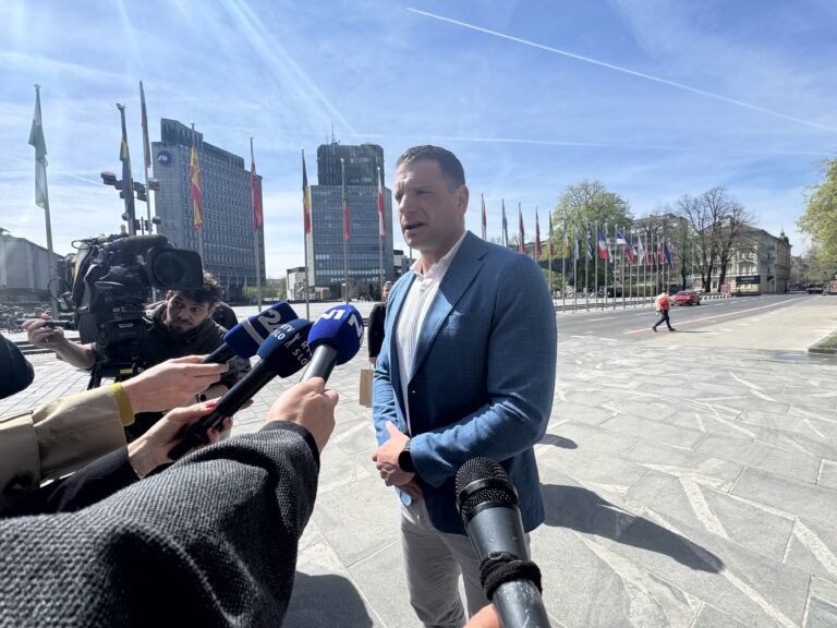 (VIDEO) “Ne zaenkrat še ne, ampak se pa zdaj poigravamo s to idejo” – Zoran Stevanović o “dobri ideji”, da Resni.ca prevzame parlament