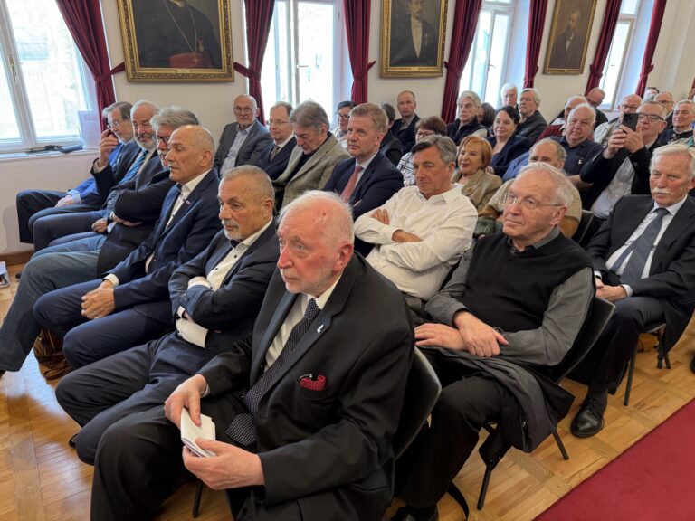 (V ŽIVO) Kdo so bili slavnostni govorniki in kdo je prišel na praznovanje 80. rojstnega dne Dimitrija Rupla?