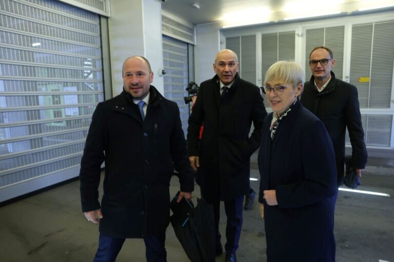 Janez Pogorelec, ki bi “upokojil” Janeza Janšo, ponuja za mandatarja desne vlade Jerneja Vrtovca – Kako bi se zmenila z Anžetom Logarjem, ki bi tudi rad bil mandatar?