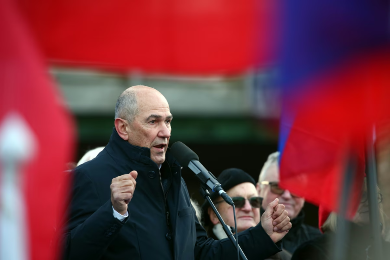 (VIDEO) “In institucionalno in zunaj institucionalno …” – Janez Janša pozval na protest ob sklicu petkove ustanovne seje DZ