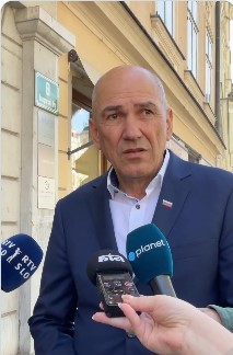 (V ŽIVO) “Tudi vas omenim, če vas to veseli” – Janez Janša v odgovoru novinarki POP-a o tem, “da se za predsednika parlamenta omenja Janeza Ciglerja Kralja”