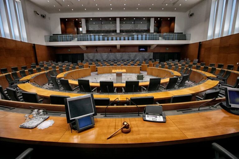 (V ŽIVO) Danes ustanovna seja in izvolitev predsednika DZ, pred parlamentom pa shod proti korupciji
