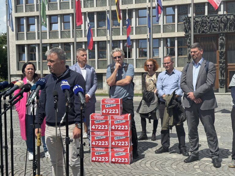 (VIDEO) Sindikati, namesto z 2500, s 47.223 podpisi nad interventni zakon