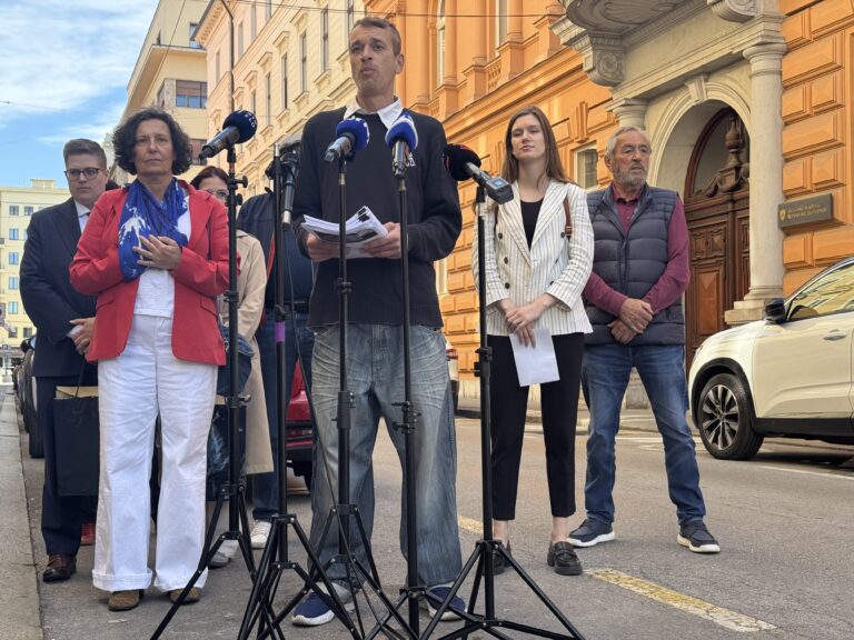 (V ŽIVO) Dan za vlaganje ustavnih pritožb za razveljavitev marčevskih volitev zaradi afere Black Cube